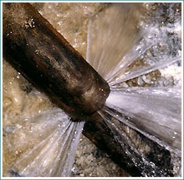 Rohrbruch einer Kupferleitung. Leistungsübersicht zur Rohrbruchbeseitigung