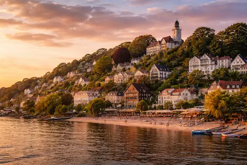 Elbhang mit Villen und Treppenviertel in Hamburg-Blankenese bei Sonnenuntergang