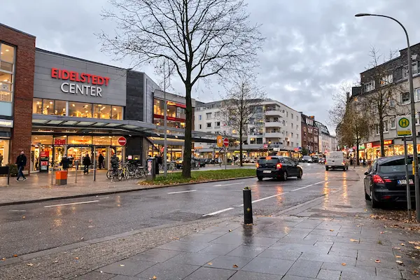 Straßenansicht am Eidelstedt Center im Hamburger Stadtteil Eidelstedt