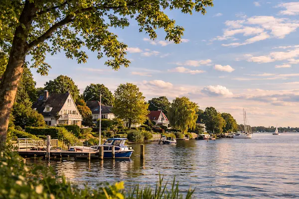Wohnhäuser und Boote am Elbufer in Hamburg-Rissen